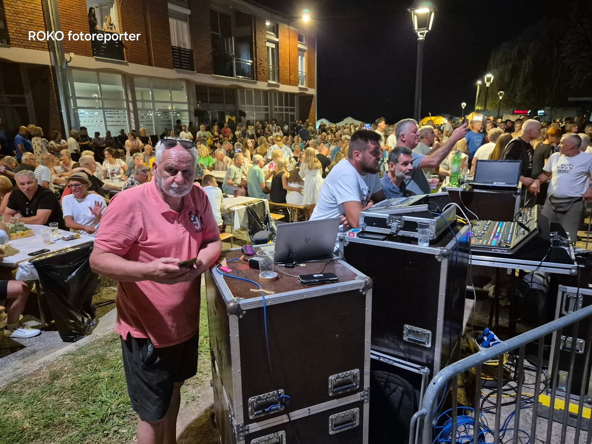 FOH režija s digitalnom miksetom i publika na večernjem događaju